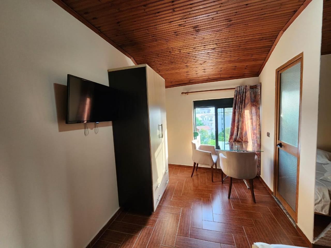 Hotel La Villa Тирана Экстерьер фото