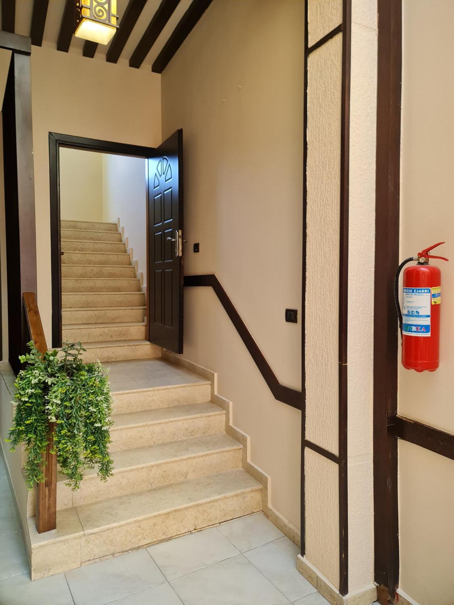Hotel La Villa Тирана Экстерьер фото