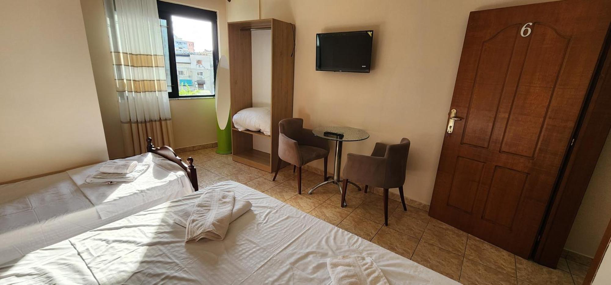 Hotel La Villa Тирана Экстерьер фото