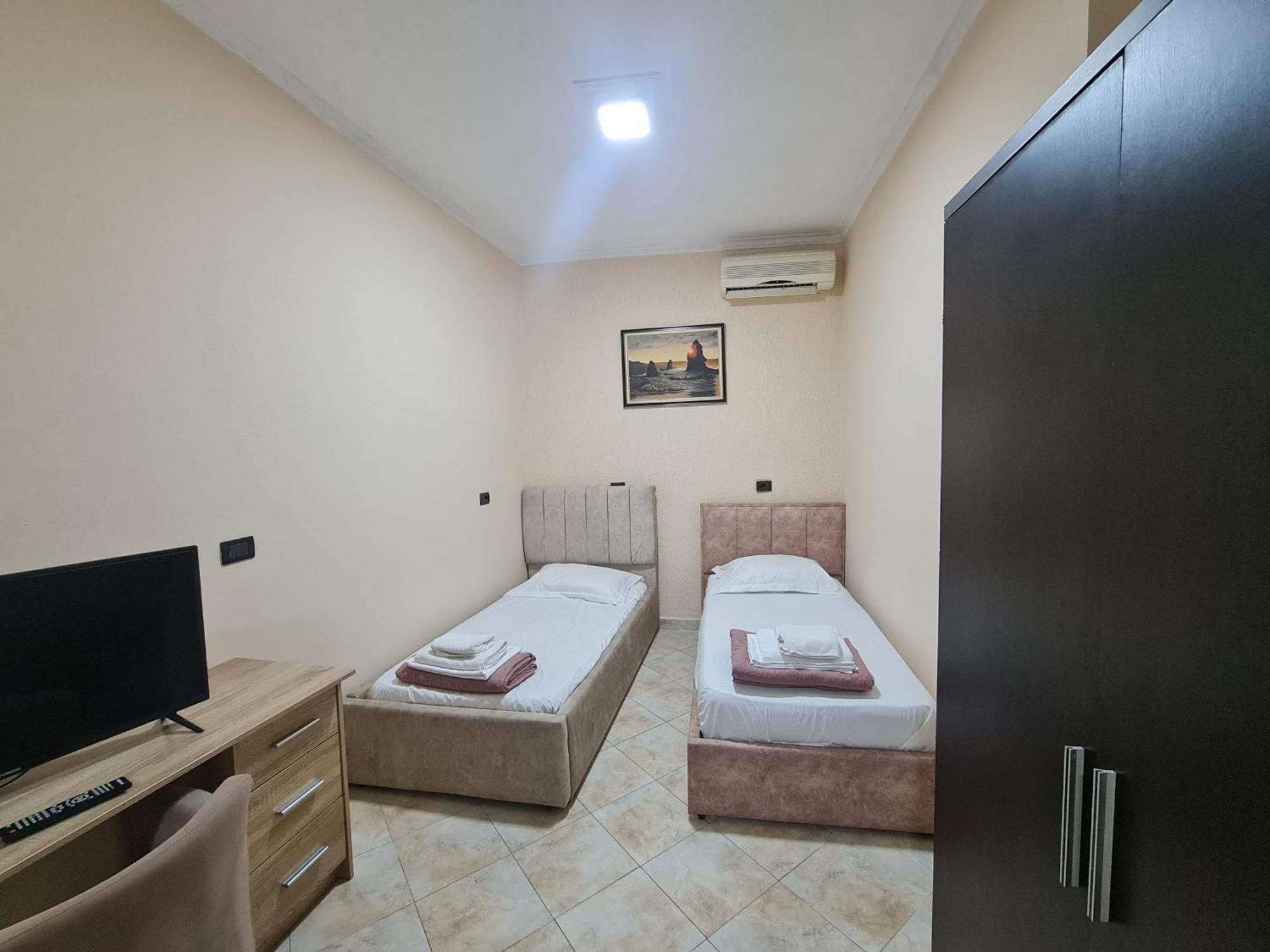 Hotel La Villa Тирана Экстерьер фото
