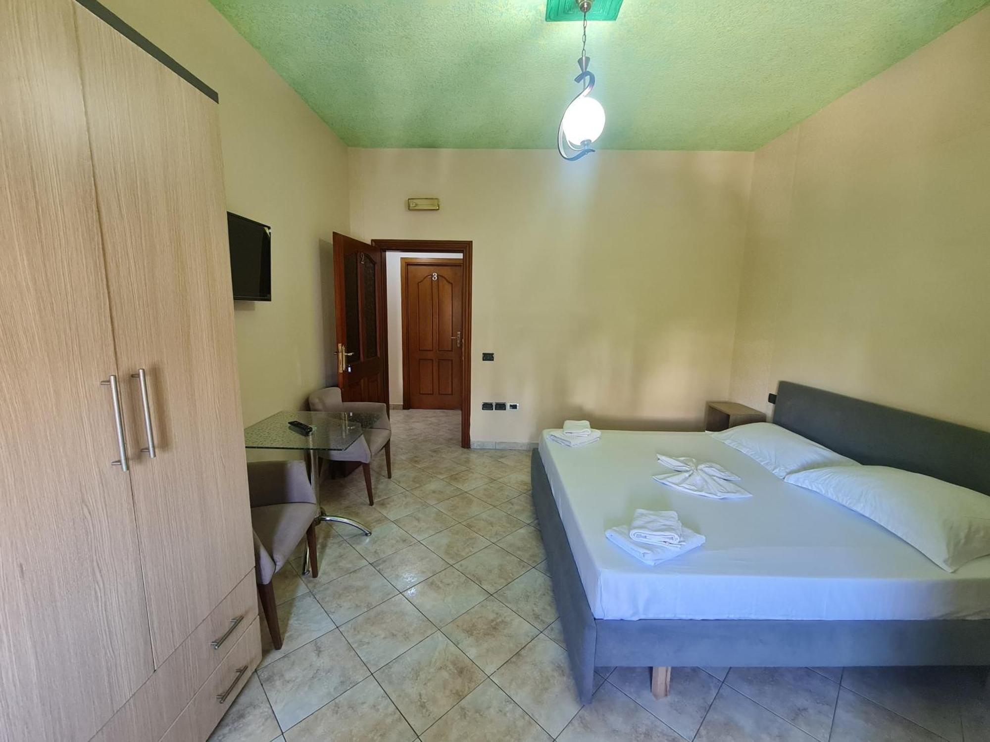 Hotel La Villa Тирана Экстерьер фото
